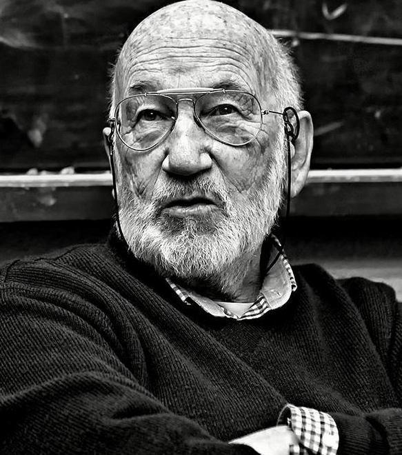 Gianni Berengo Gardin sul palco con la fotografia
