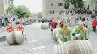 Una passata edizione del Palio delle botti a Suvereto