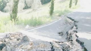 La frana sulla strada e, a destra l’area feste di Nibbiaia