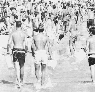 Due giovani armati di secchi per fare i gavettoni