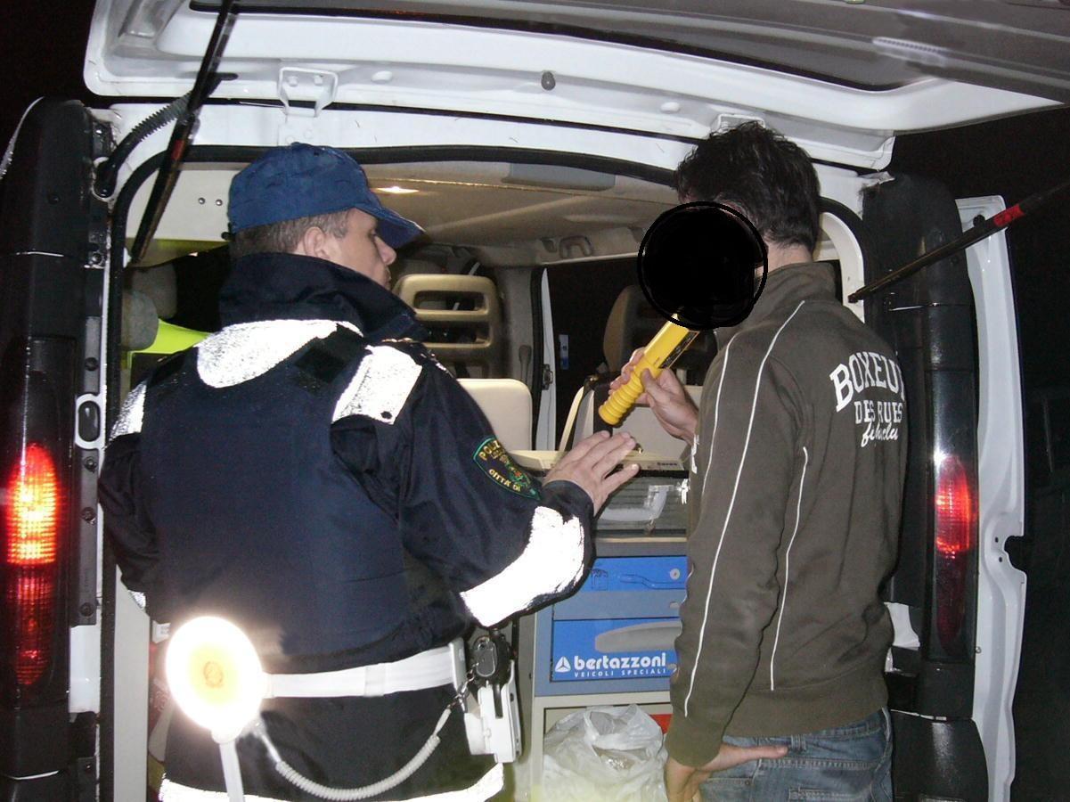 Modena, completamente ubriaco si schianta in strada Formigina