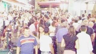 Domenica strade chiuse e città in festa fino all'alba