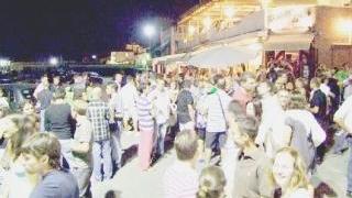 Festa di giovani al porticciolo turistico di San Vincenzo