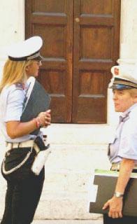 Raffica di multe dei vigilia negozi non in regola con l'arredo urbano