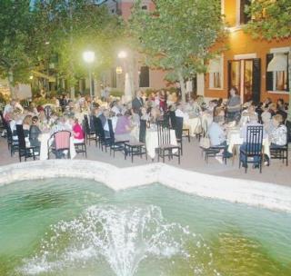 Cena in strada la vigilia del 15