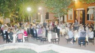 Cena in strada la vigilia del 15