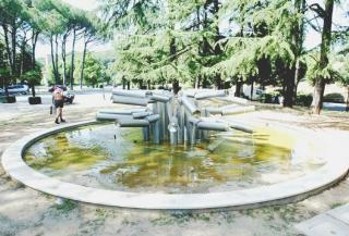La fontana-scultura di Pol Bury nel parco termale