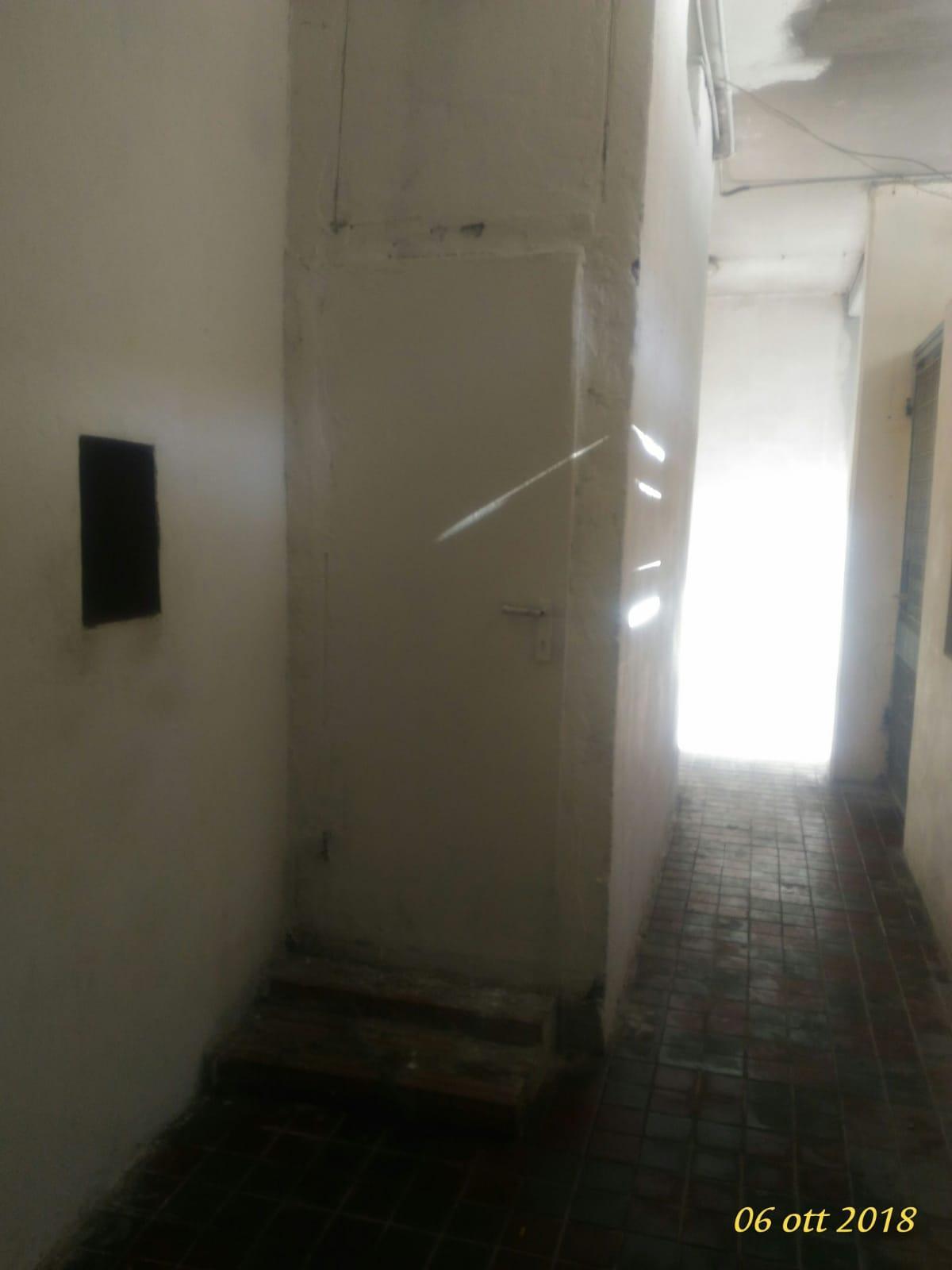 Passa alla convivente un pacchetto di cocaina: arrestato