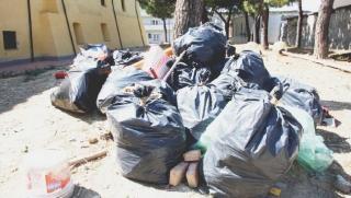 Immondizia nei giardini dell’ospedale