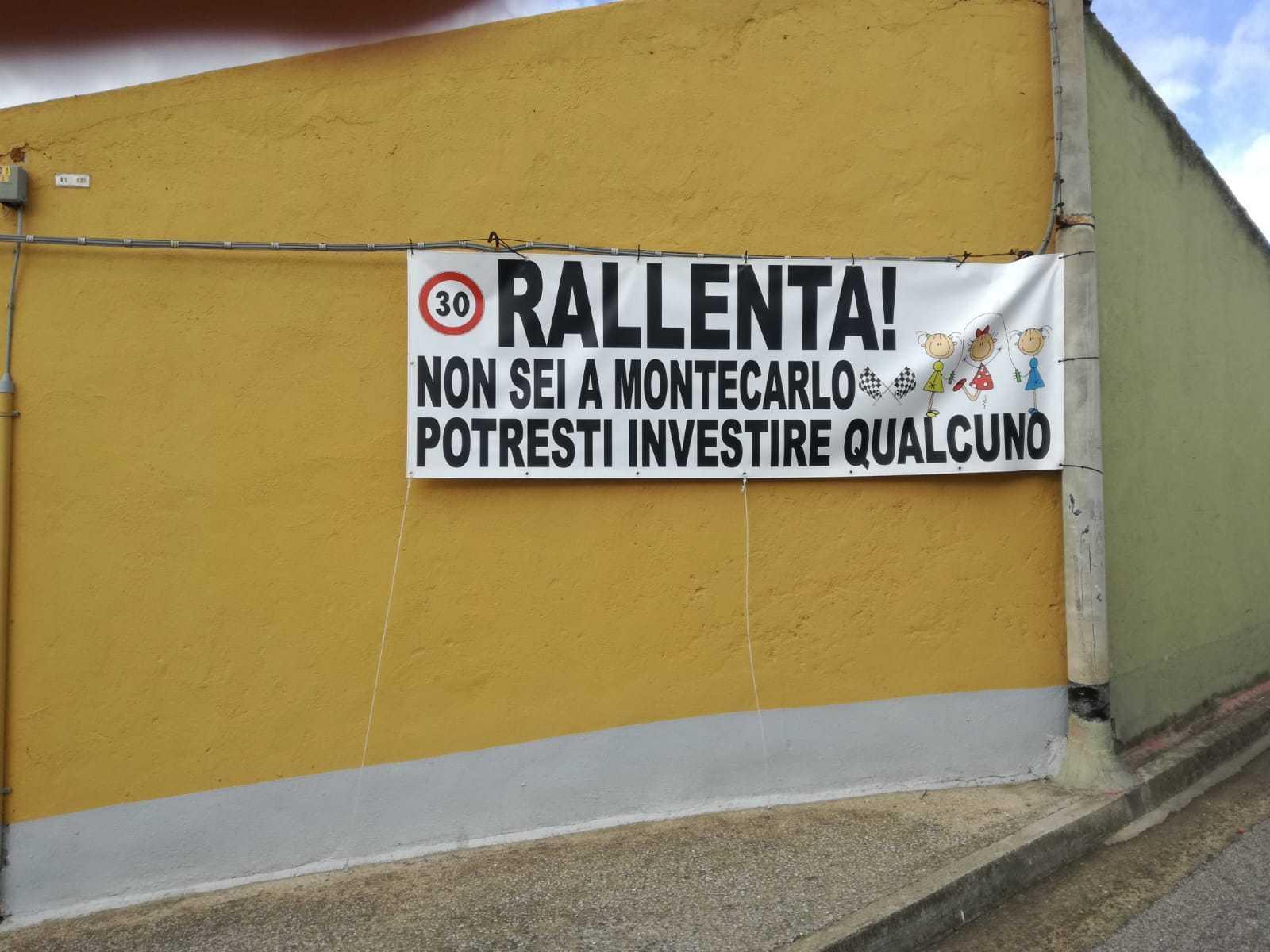 Lo striscione comparso a Solarussa