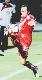 <strong>SPERICOLATO.</strong> Marco Carparelli controlla il pallone sul filo dell’out