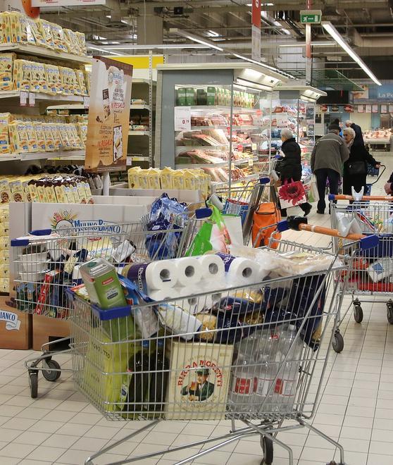 Cercano di portare via 5 bottiglie di champagne