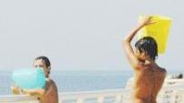 Ragazzini si fanno i gavettoni nel giorno di Ferragosto