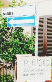 Il cartello di protesta posizionato dai residenti di via Balilla a Solvay