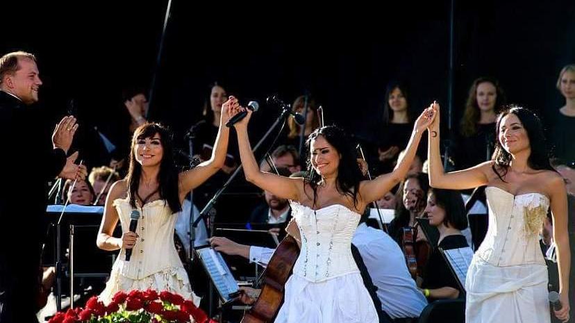 Mara Tanchis, la prima da sinistra, con Stefania Francabandiera e Giorgia Villa