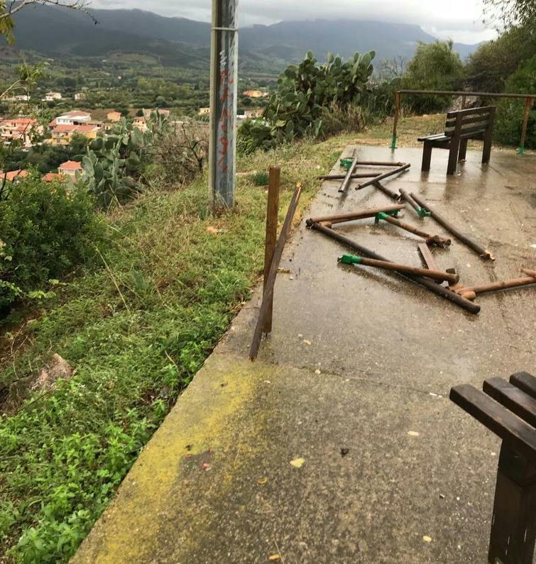 Vandali abbattono una staccionata