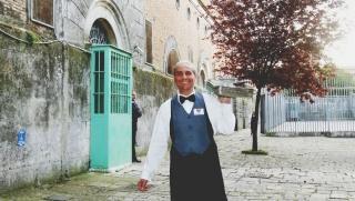 Sopra, uno scorcio del carcere di Volterra; a sinistra un detenuto cameriere durante una “Cena galeotta”