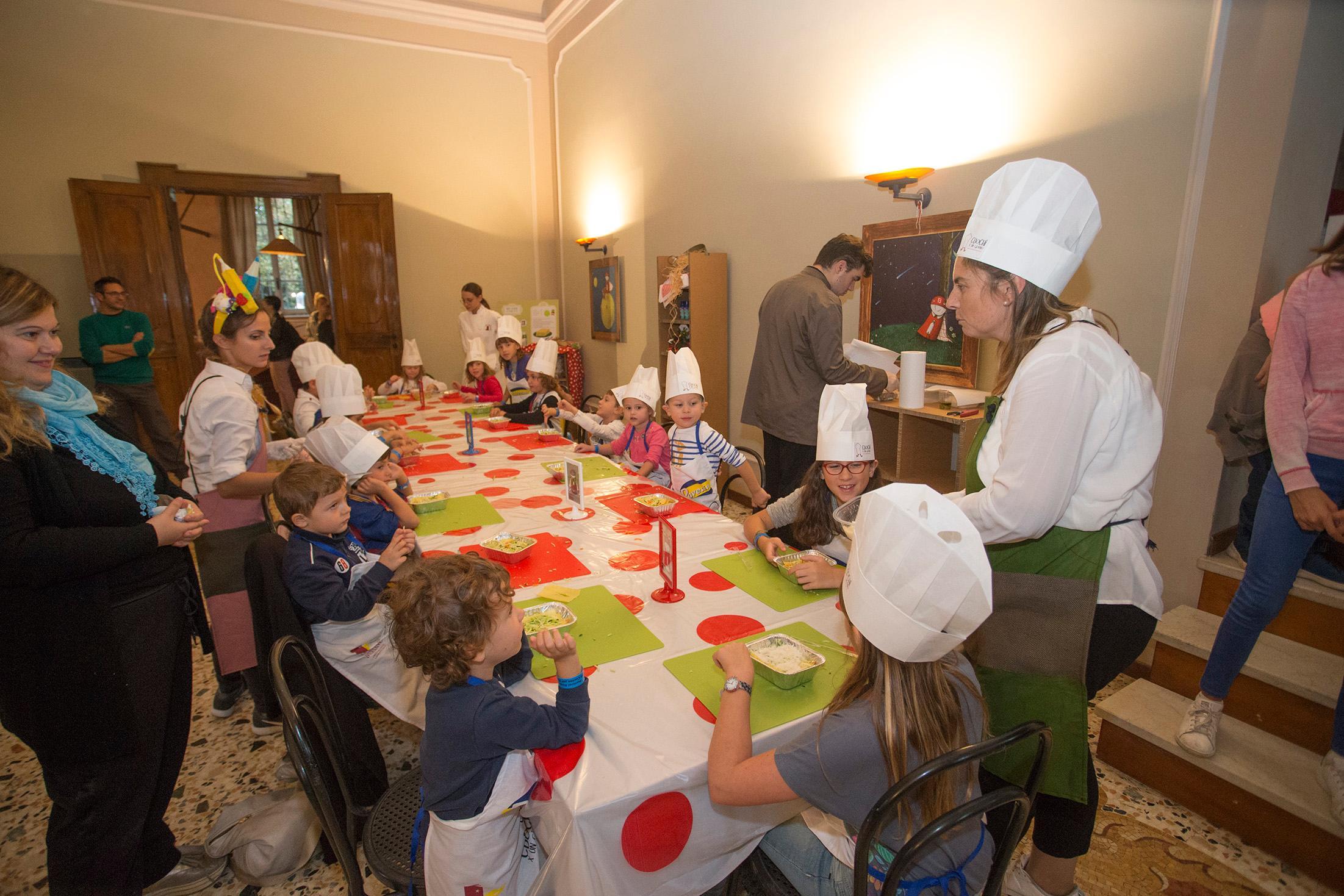“Cuochi per un giorno” A Modena I bimbi padroni in cucina possono finalmente paciugare 