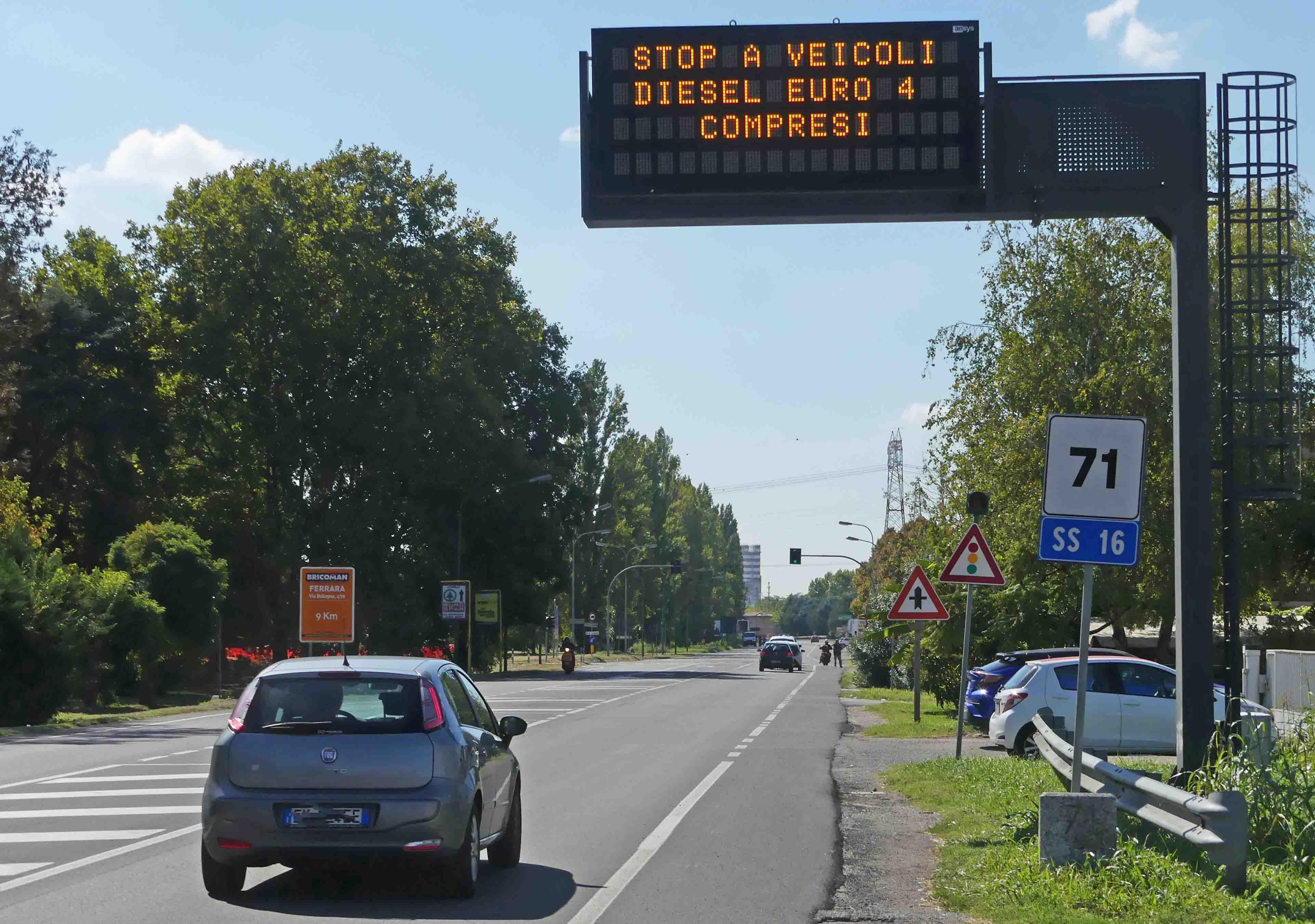Un display collocato all'ingresso di Ferrara che informa gli automobilisti dei divieti 