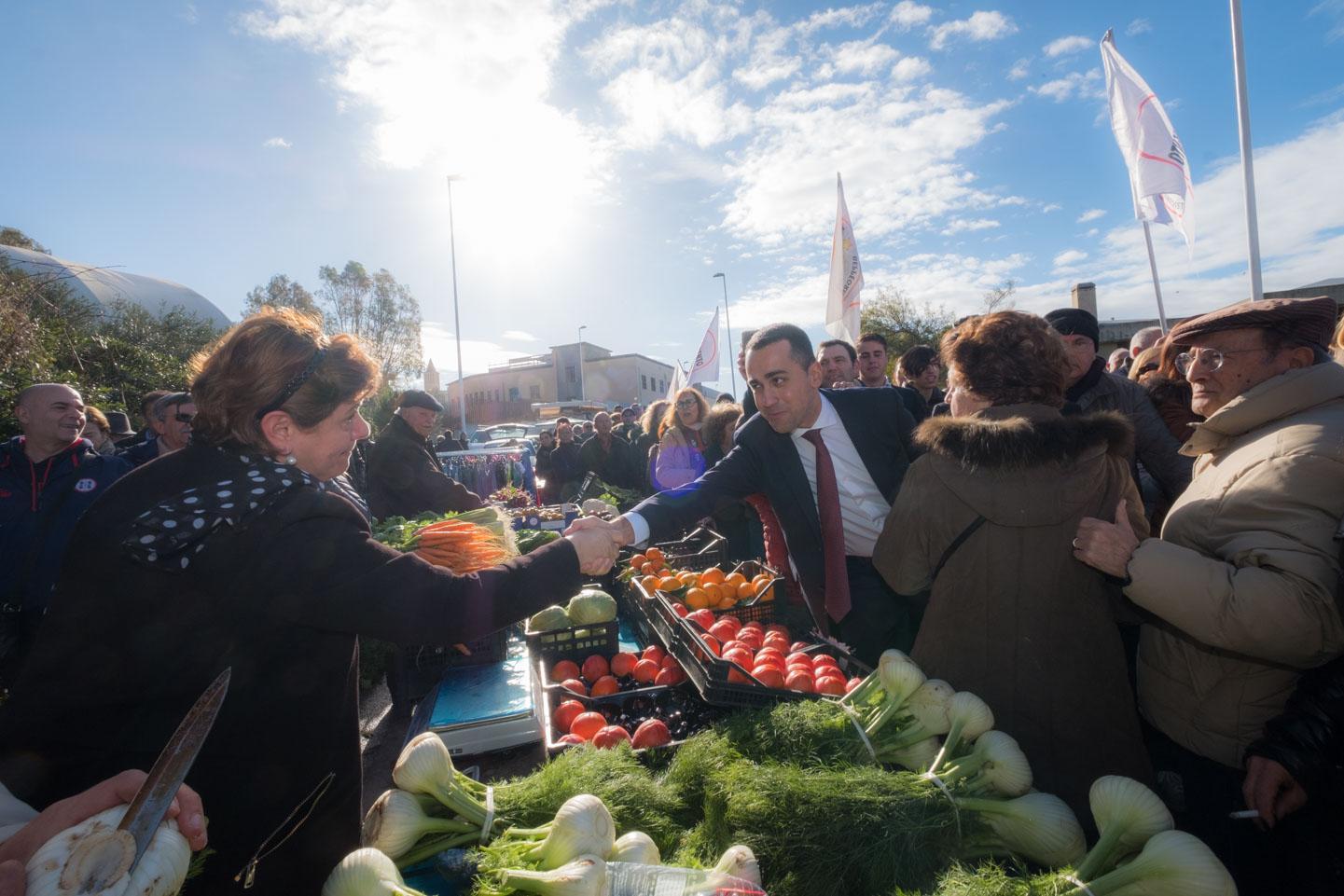 Luigi Di Maio al mercato di Sant'Elia a Cagliari (foto Mario Rosas)