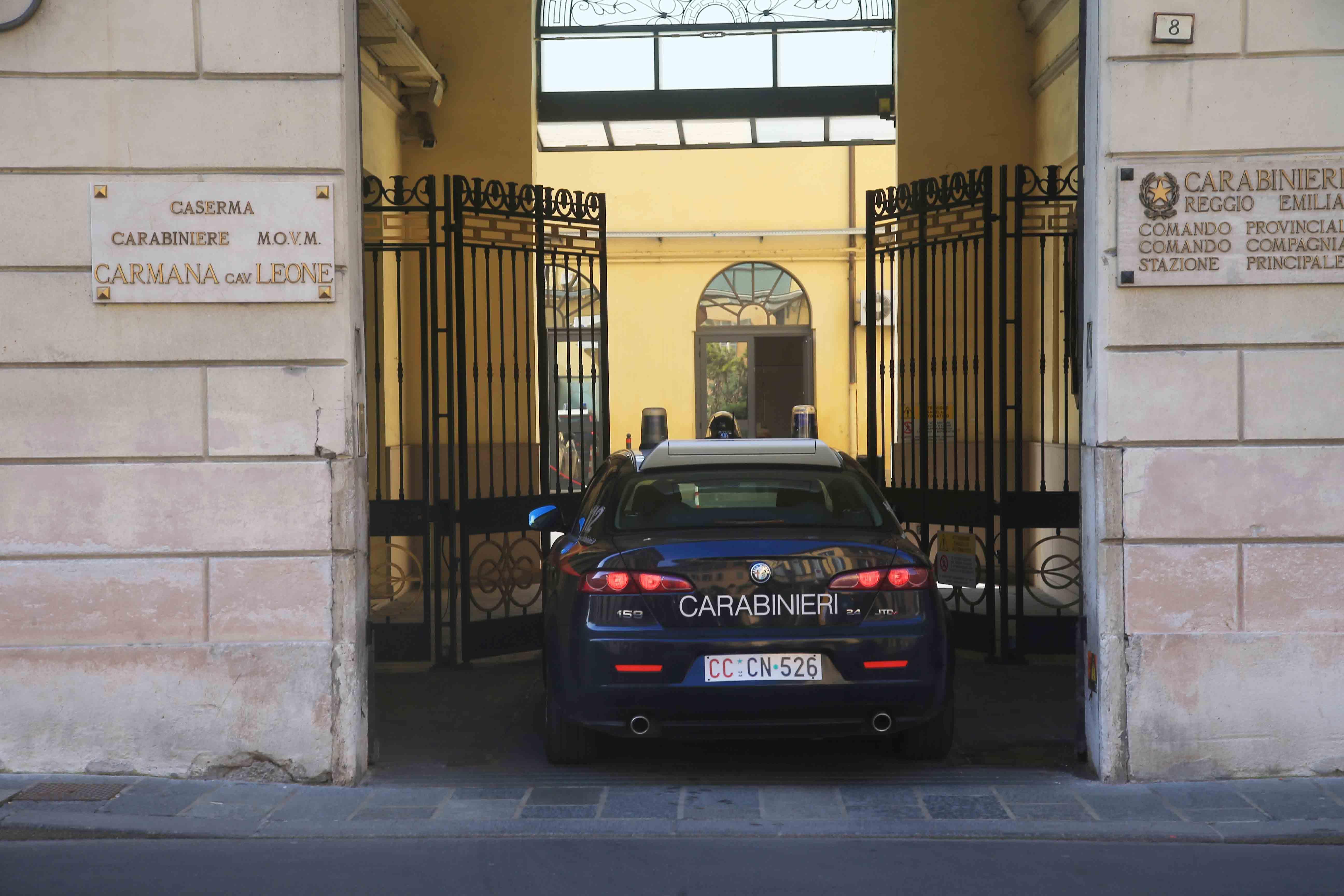 Quattro Castella, difende la sorella ma si prende un pugno in faccia