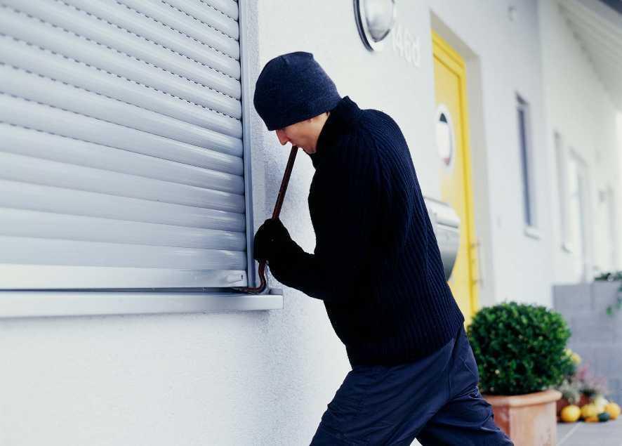 San Martino, si alza la mattina e trova un ladro in casa: denunciato un 25enne