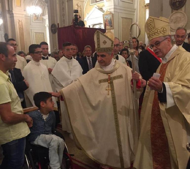 Il cardinale Becciu in chiesa a Ozieri