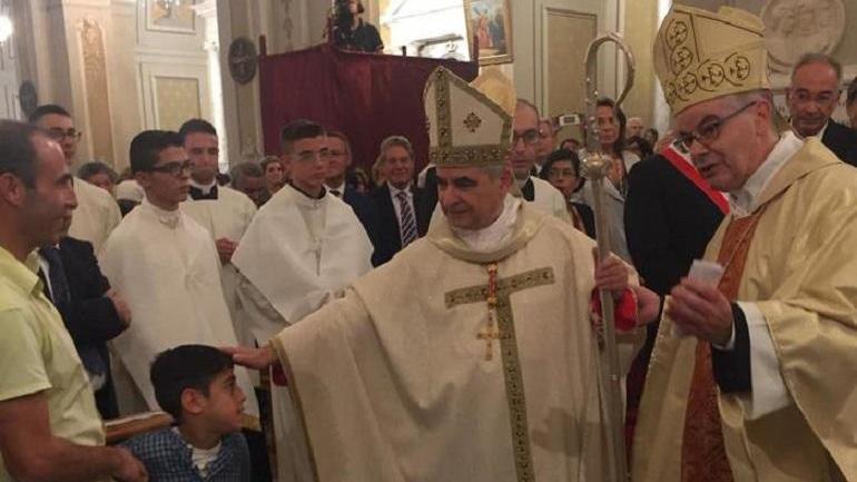 Il cardinale Becciu in chiesa a Ozieri