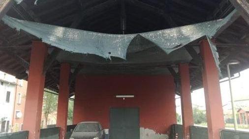 I danni provocati dall'incendio in stazione e mai messi a posto