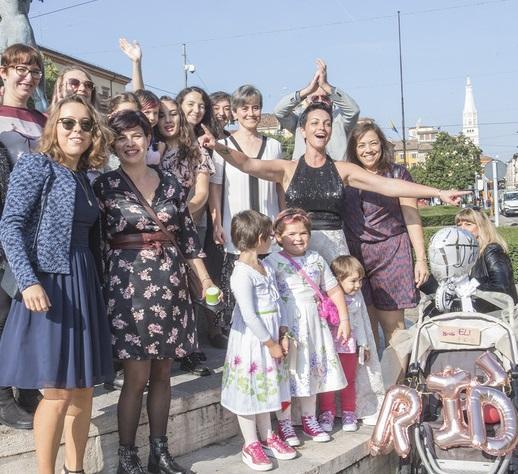 Modena, va al suo matrimonio camminando da casa per tre chilometri 