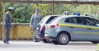 Una pattuglia della finanza: le fiamme gialle sono a caccia di evasori