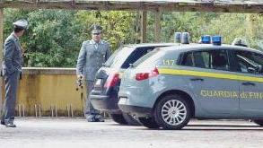 Una pattuglia della finanza: le fiamme gialle sono a caccia di evasori