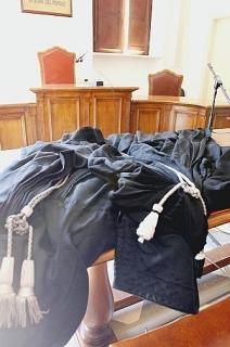 L’aula di tribunale e la stradina dove è avvenuta la lite tra padre e figlio