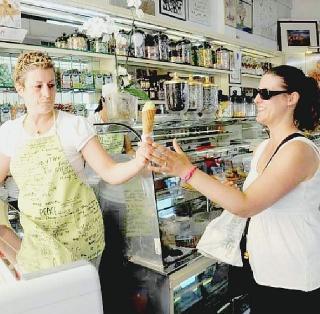 La gelateria Samba e, sopra l’angolo gelateria di Camboli