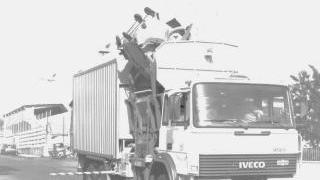 Un camion della nettezza urbana della Rea