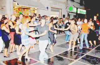 La gente si scatena in balli per le vie del centro