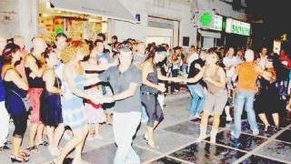 La gente si scatena in balli per le vie del centro