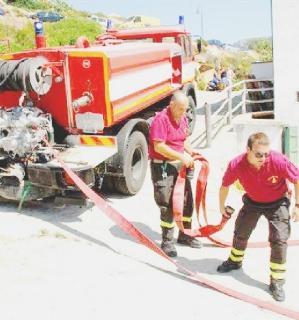 I vigili del fuoco di Portoferraio riforniscono case e ristoranti di Pomonte, ormai da giorni rimasti senza acqua