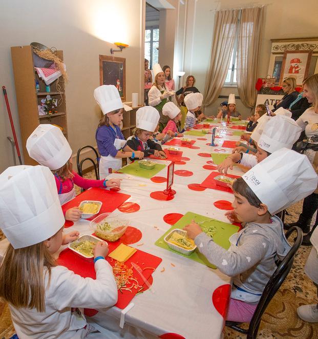 Piccoli chef si divertono a impastare e cucinare