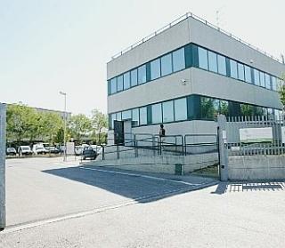 A sinistra la sede di Publiambiente che sta esaminando i dati della raccolta differenziata