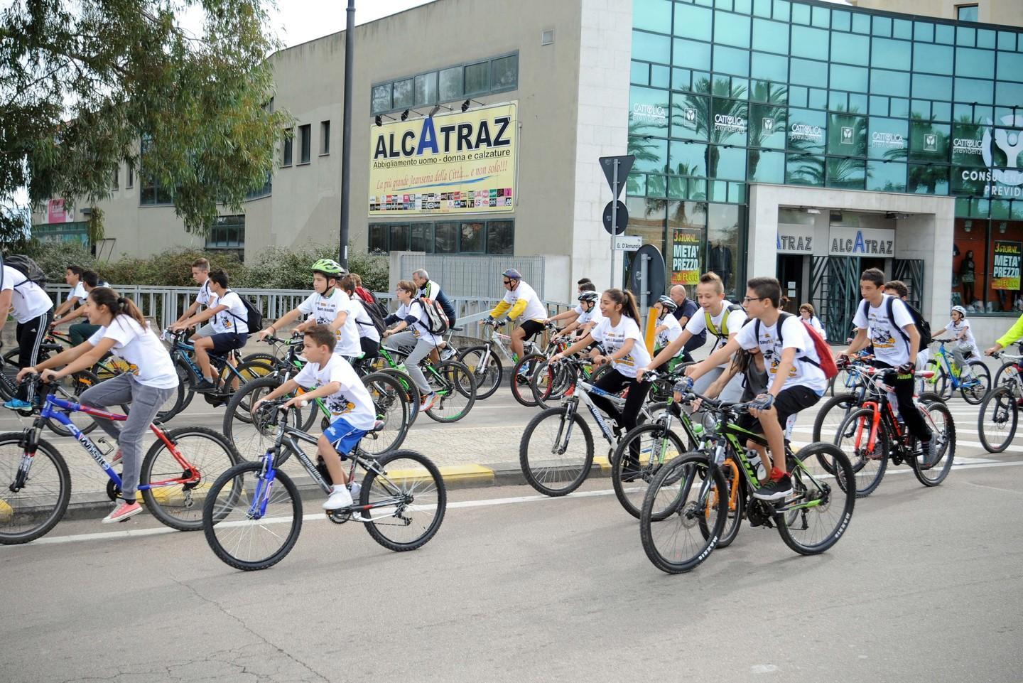 Arriva il giorno della pedalata le bici invadono il centro città