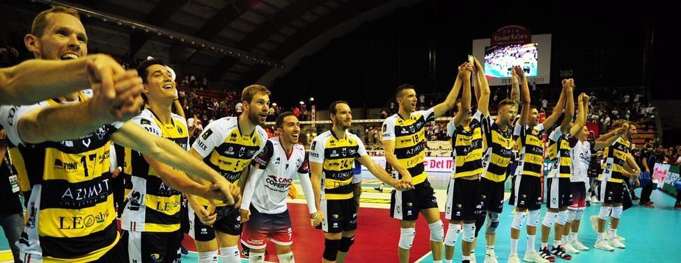 Modena silenziosa libera la sua gioia al momento del trionfo di Zaytsev e compagni 