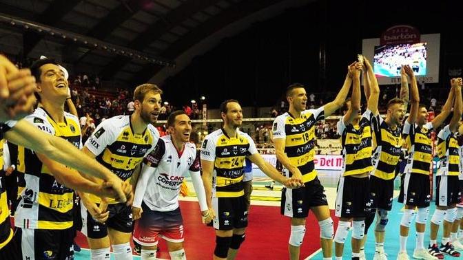 Modena silenziosa libera la sua gioia al momento del trionfo di Zaytsev e compagni
