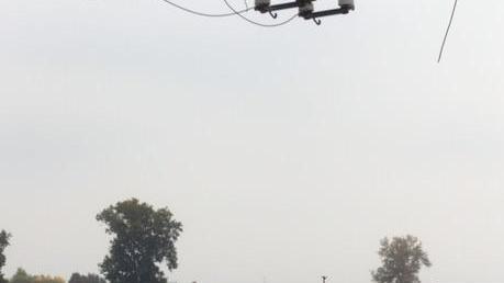 Guida senza la patente e abbatte con l’auto un palo dell’elettricità