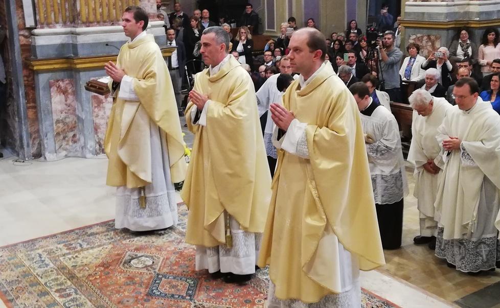 Tre diaconi reggiani ieri ordinati sacerdoti dal vescovo di Ivrea 