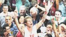 <strong>TRIONFO. </strong>Alessandro Diamanti issato in trionfo alla fine dello spareggio contro il Brescia che ha regalato la serie A: l’ex Prato è stato il gran protagonista del salto di categoria
