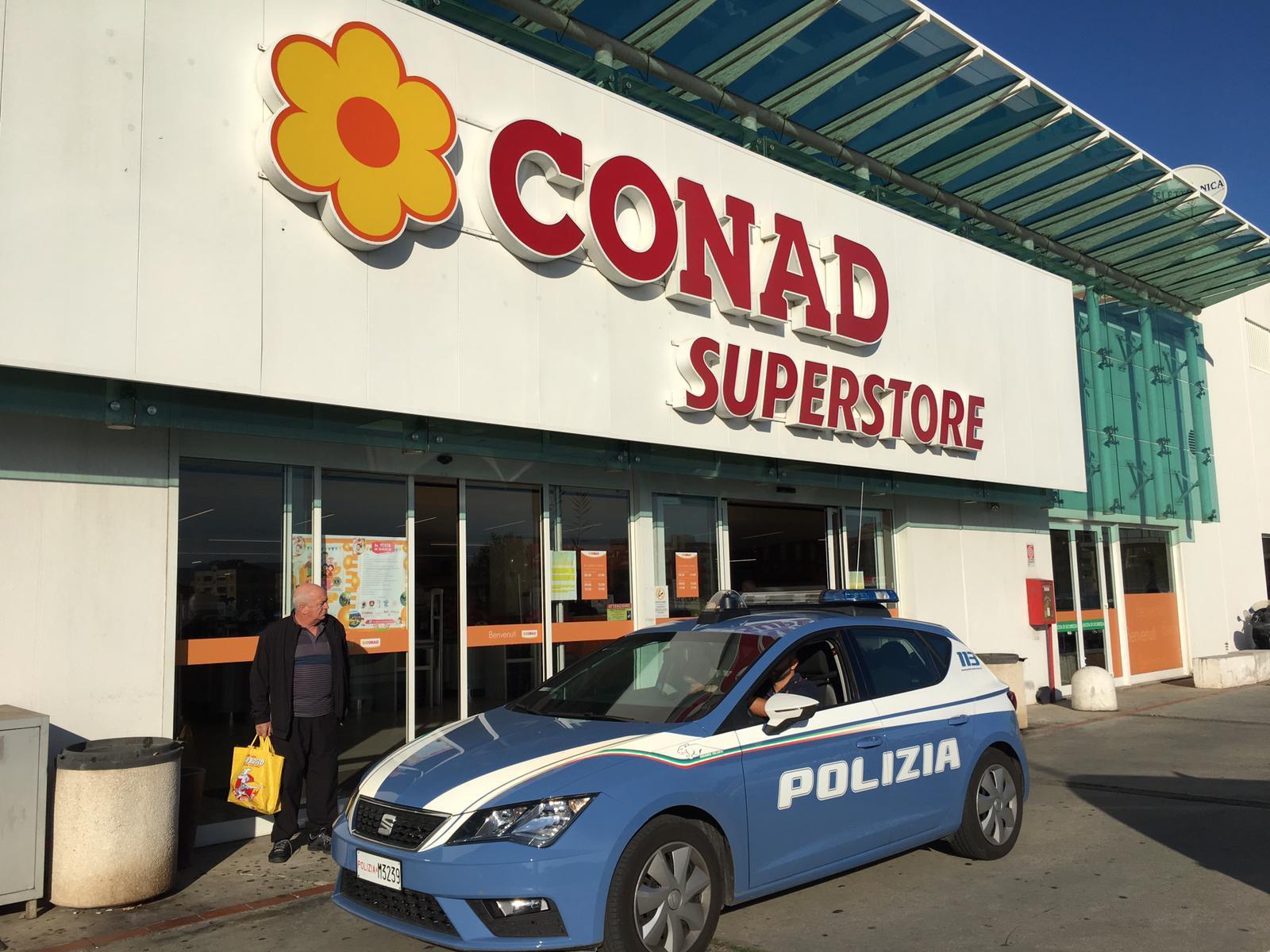 Il market Conad dove è stato rubato il bancomat Bnl (foto Mario Rosas)