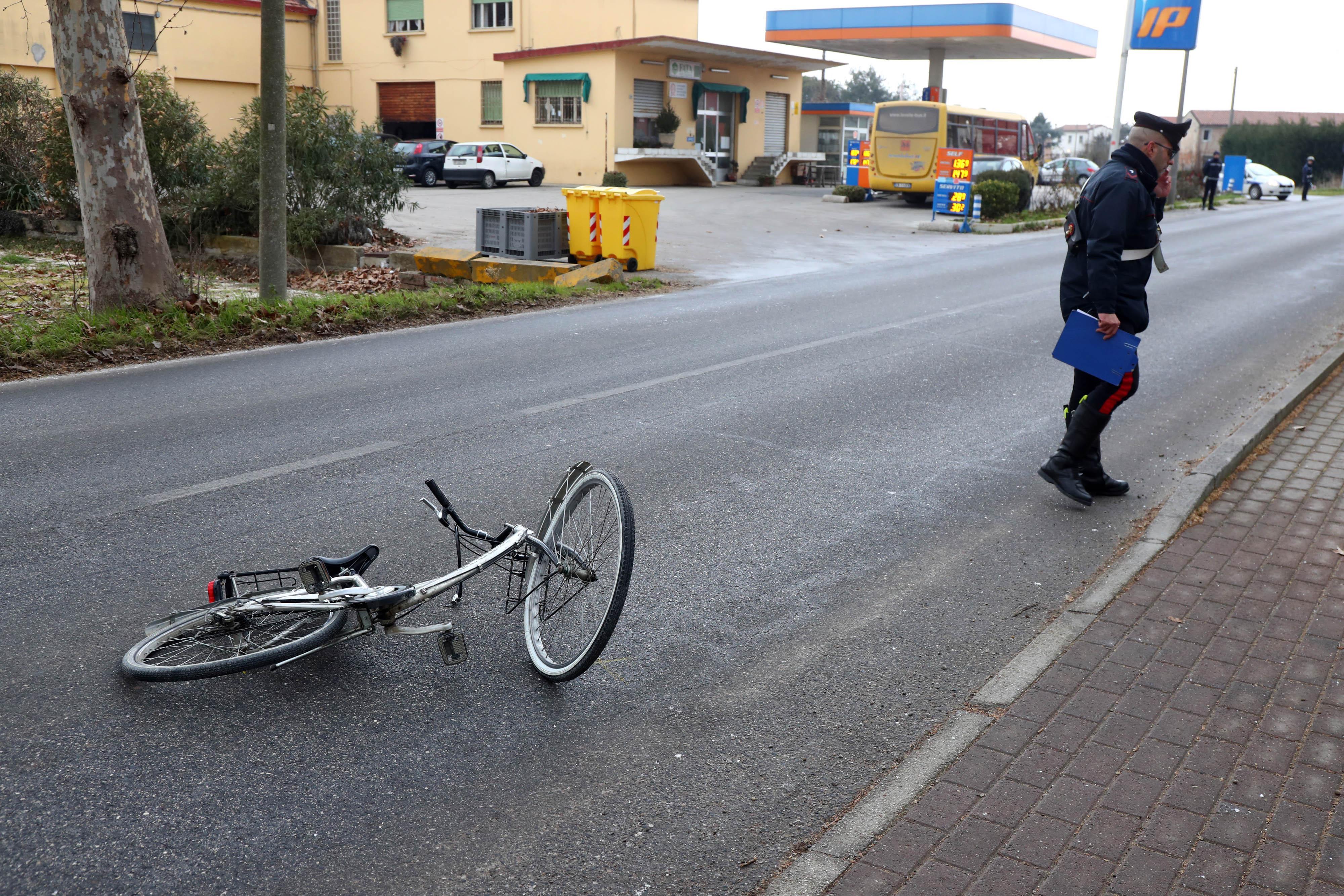 Reggio Emilia, travolge un ciclista e lo lascia ferito in terra: denunciato un 80enne