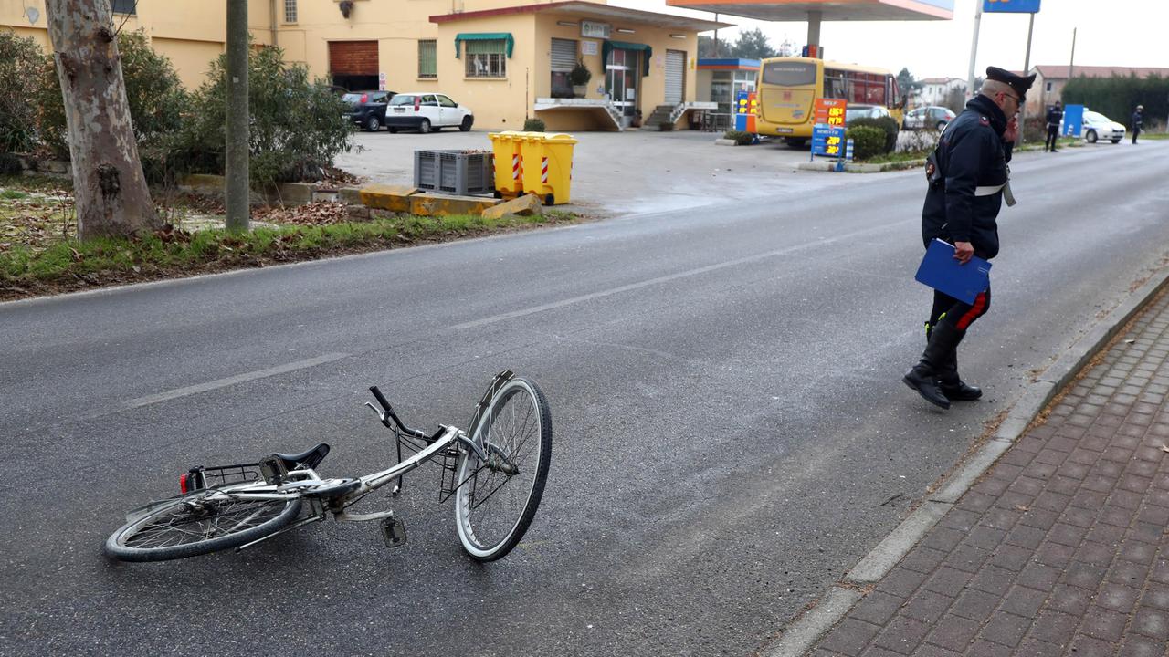 Reggio Emilia, travolge un ciclista e lo lascia ferito in terra: denunciato un 80enne