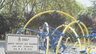 A fianco, la nuova struttura “made in Usa”, con il cartello che indica l’età per utilizzarla